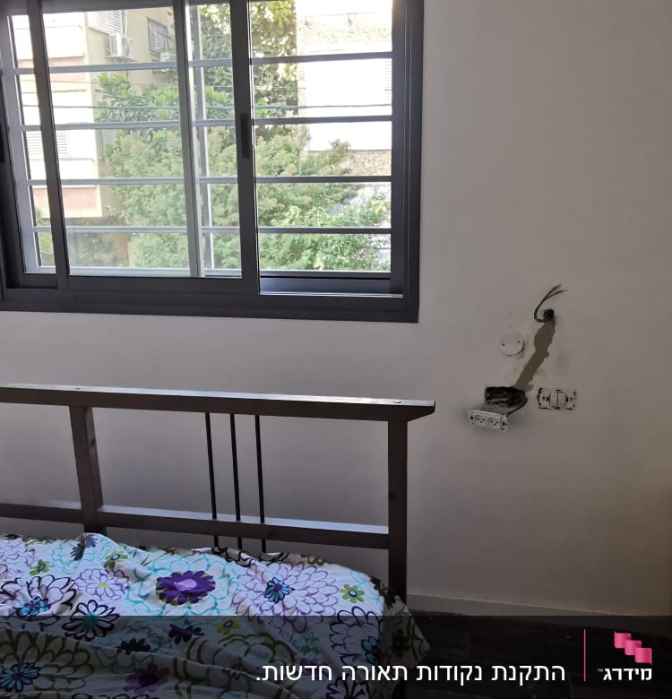 כלי עבודה חשמליים על שידה ליד קיר עם חוטי חשמל חשופים